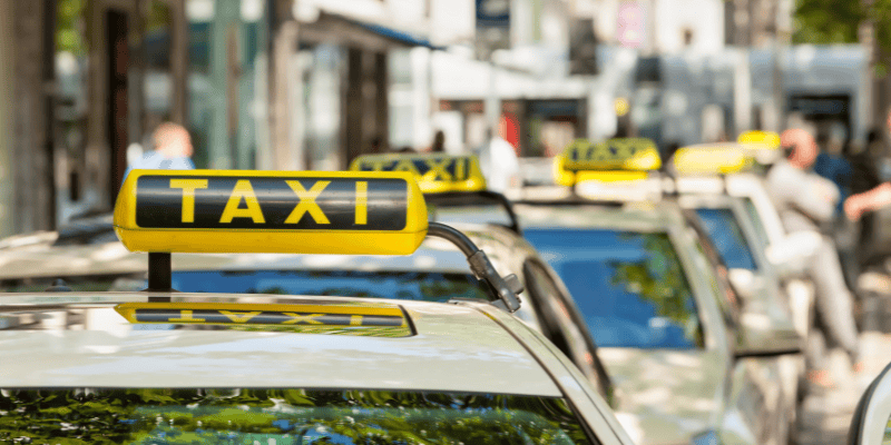 Fila de taxis estacionados durante la huelga de taxis en Barcelona.