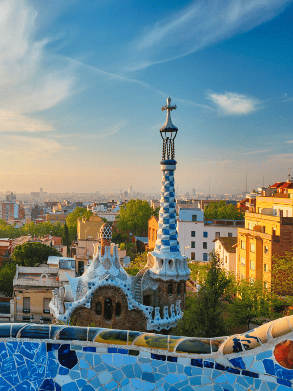 Taxi Tour Barcelona con vista panorámica del Parque Güell, ofreciendo rutas turísticas por la ciudad.
